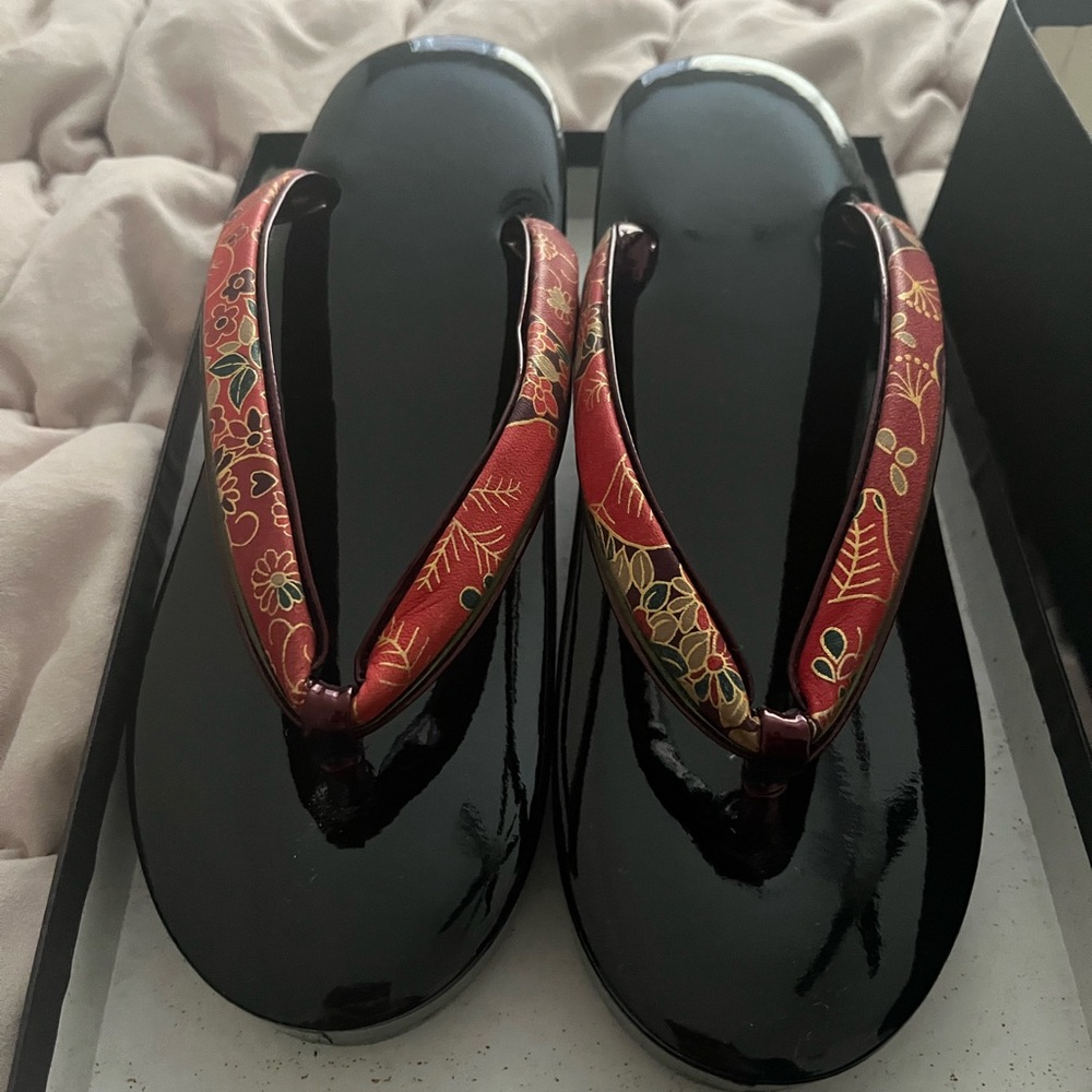 Zouri Japanese traditional shoes
Tabi Japanese traditional socks